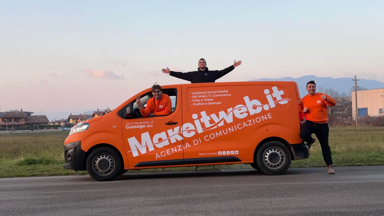 Furgone Arancione Makeitweb.it Agenzia di Comunicazione Brescia