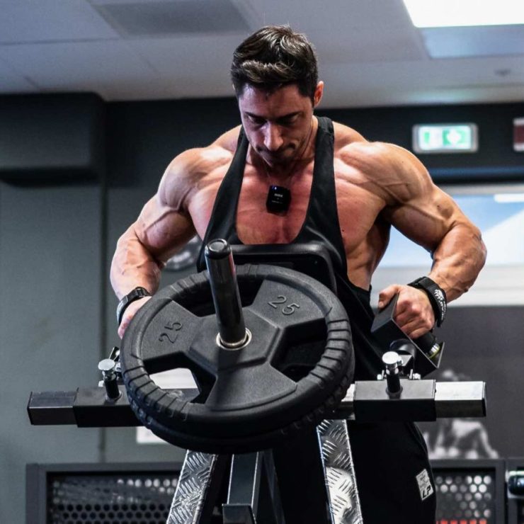 Alessio Magatelli, atleta IFBB, durante un allenamento in palestra