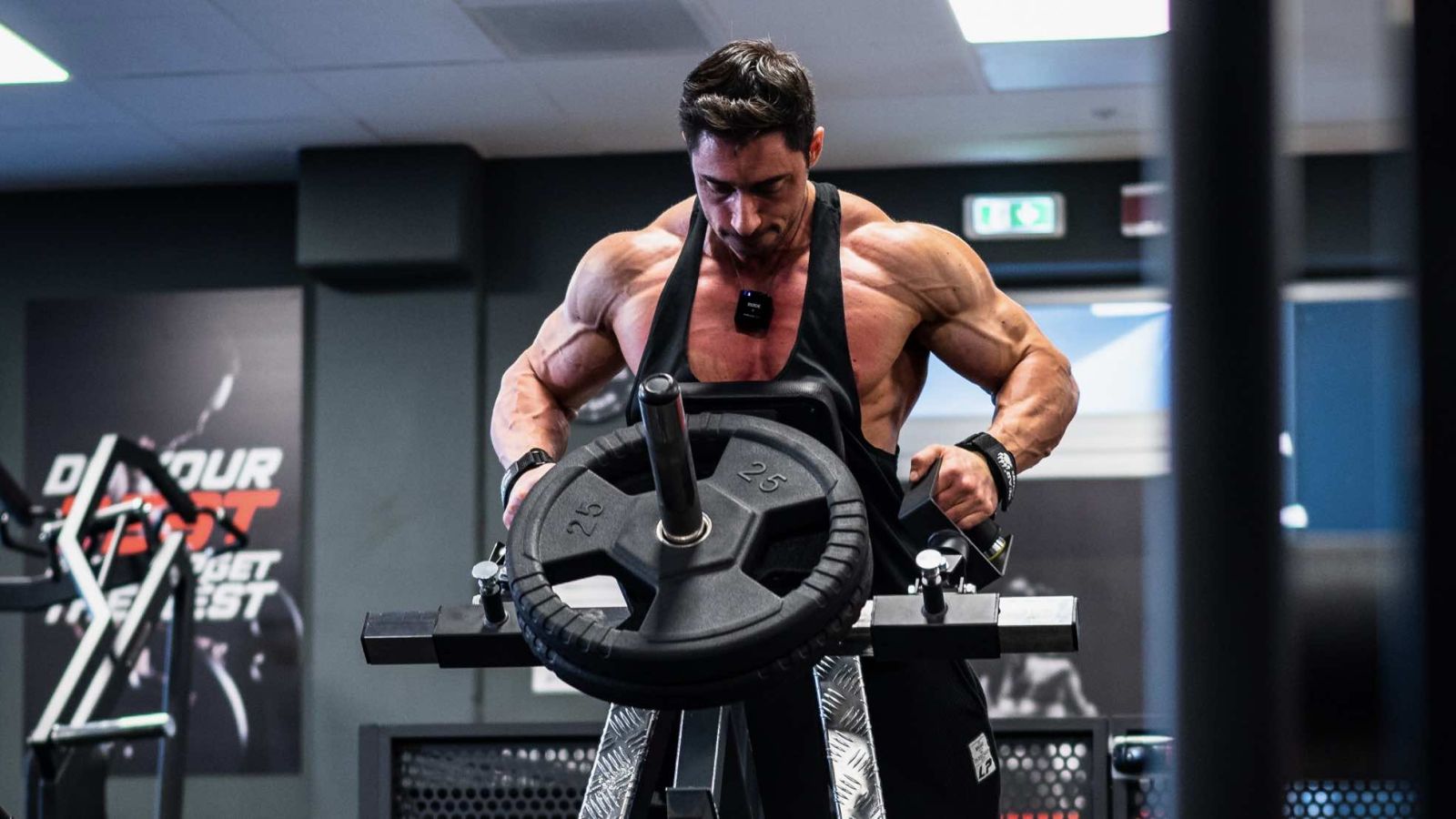Alessio Magatelli, atleta IFBB, durante un allenamento in palestra