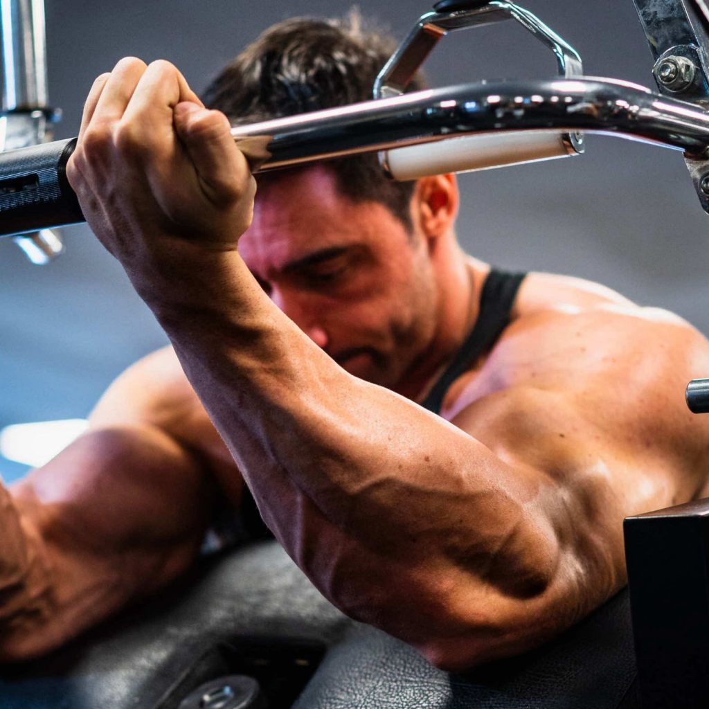 Alessio Magatelli durante un esercizio alla lat machine