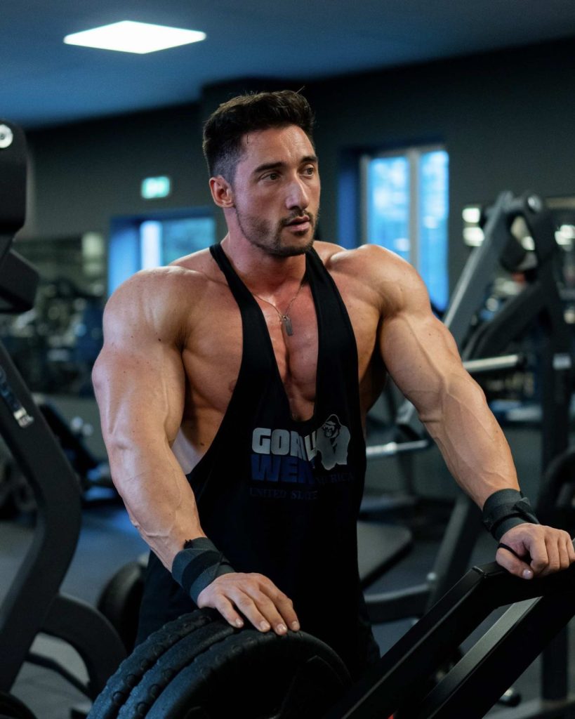 Alessio Magatelli in posa in palestra
