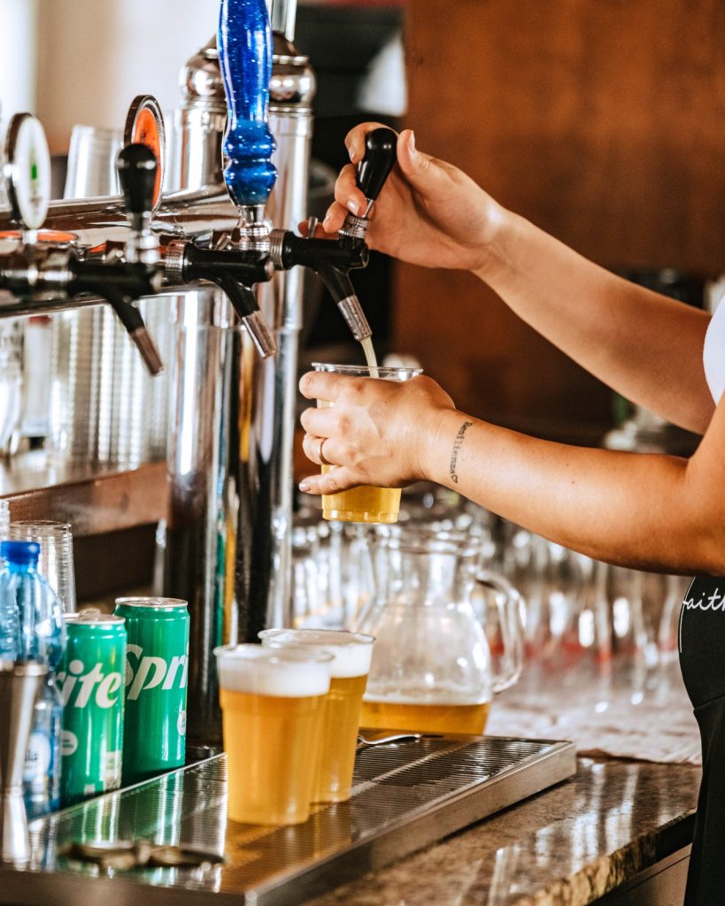 Il bar di Aquaplanet Darfo Boario Terme durante la spillatura di una birra