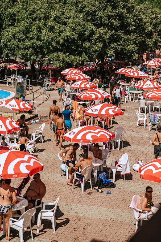 La distesa di ombrelloni del parco acquatico Aquaplanet in una giornata d agosto