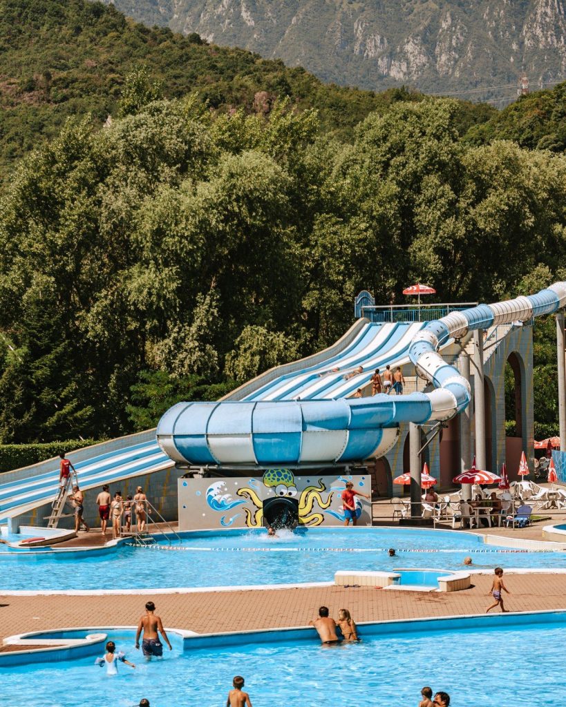 La grande piscina con maxi scivolo di Aquaplanet Darfo Boario Terme tra le montagne della Valle Camonica