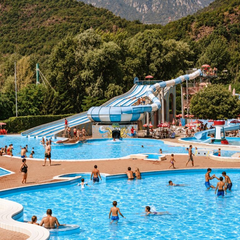 Piscina e scivoli di Aquaplanet a Darfo Boario Terme in una giornata di sole