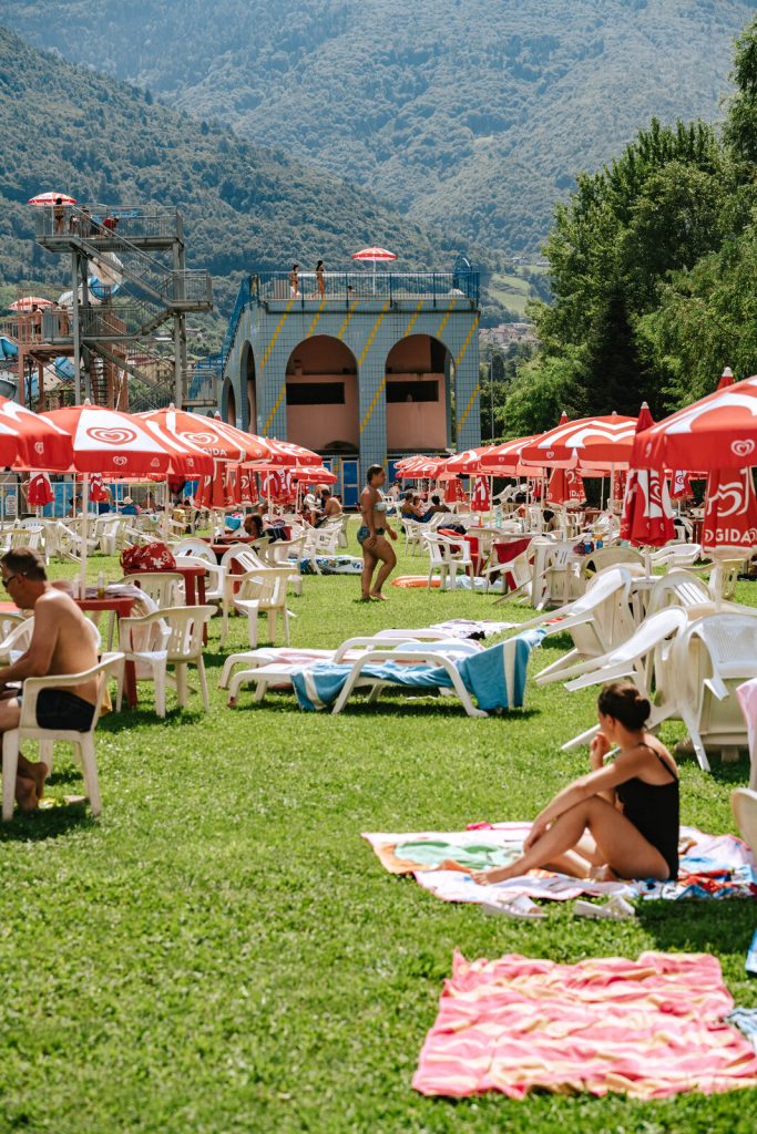 Il prato di Aquaplanet a Darfo Boario Terme con lettini e ombrelloni