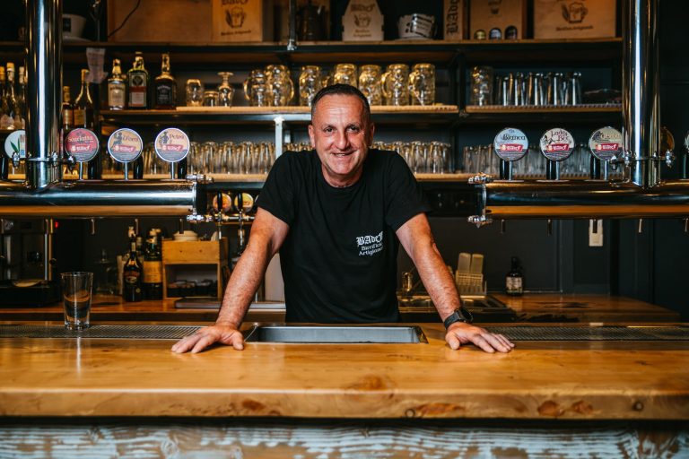 Il bancone del Brew Pub Badef a Rodengo Saiano, con le spine e i bicchieri