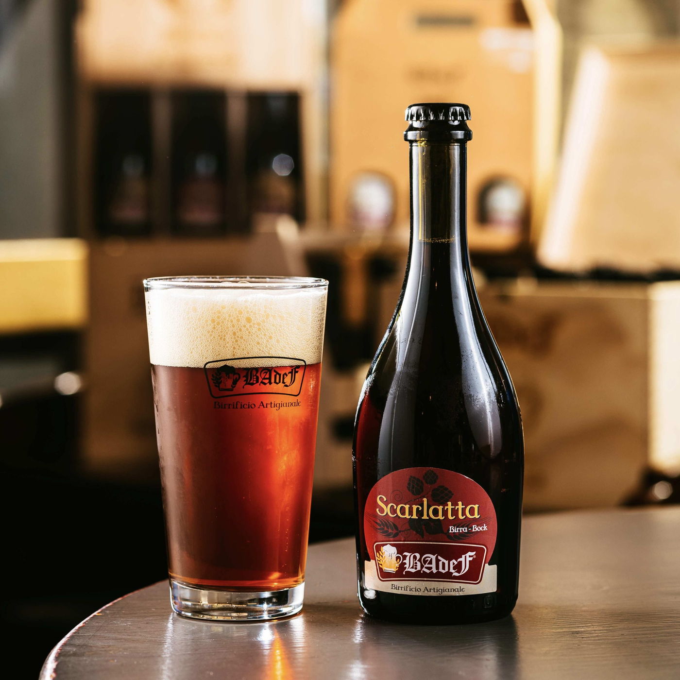 Bicchiere e bottiglia di Badef Scarlatta sul tavolo del Brew Pub