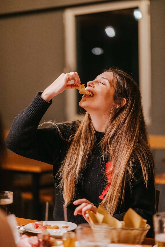 Cliente al tavolo del Brew Pub Badef con un fritto e una birra