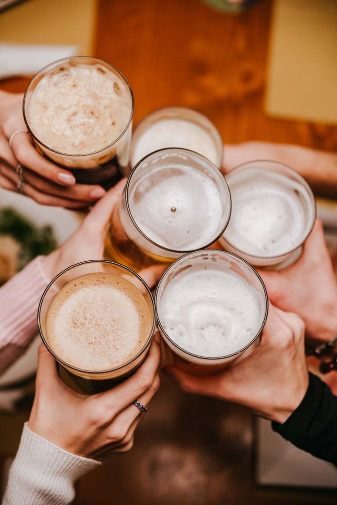 Brindisi visto dall'alto con cinque birre Badef al Brew Pub