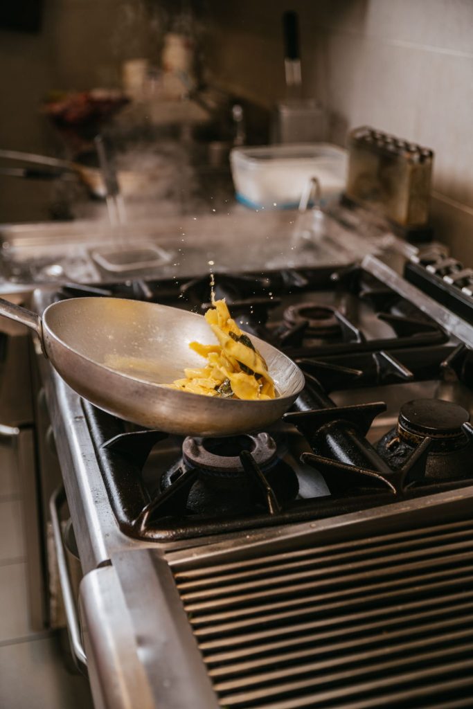 La cucina del Brew Pub Badef: padella sul fuoco durante il servizio