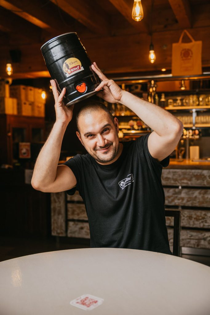 Un ragazzo dello staff Badef tiene un fusto di birra sopra la testa