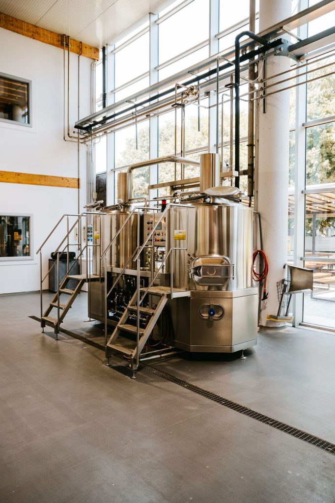 I tini in acciaio della sala cottura del birrificio Badef