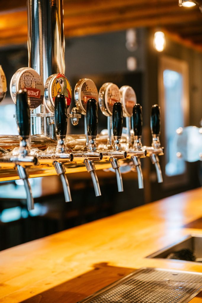 La batteria di spine del Brew Pub Badef sul bancone in legno