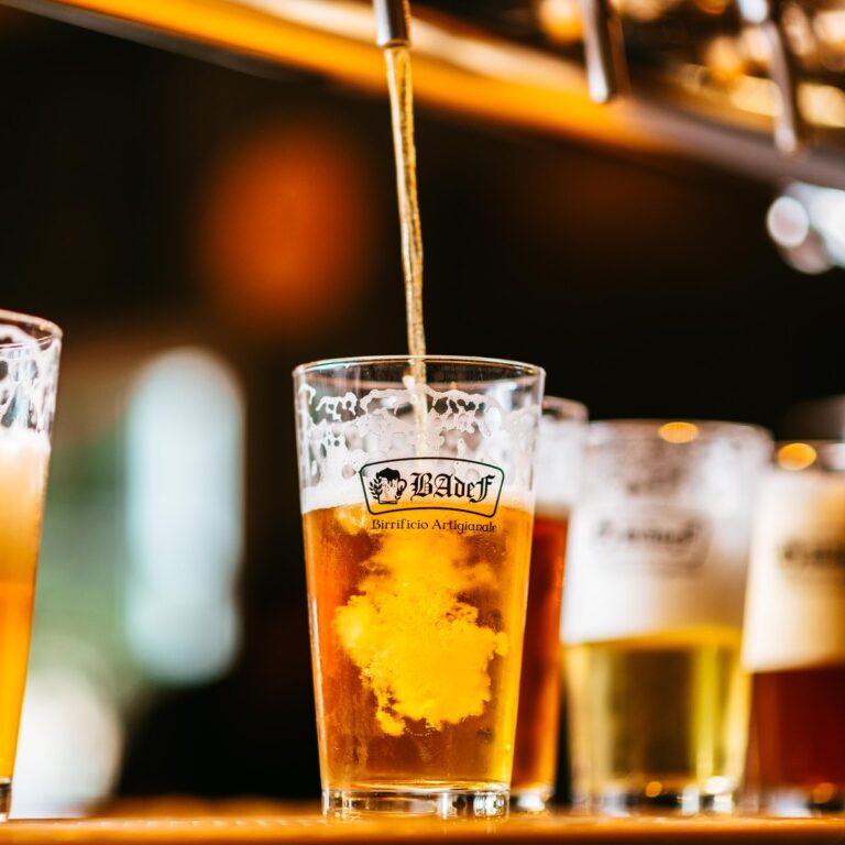 Birra artigianale Badef spillata alla spina nel bicchiere con il logo del birrificio