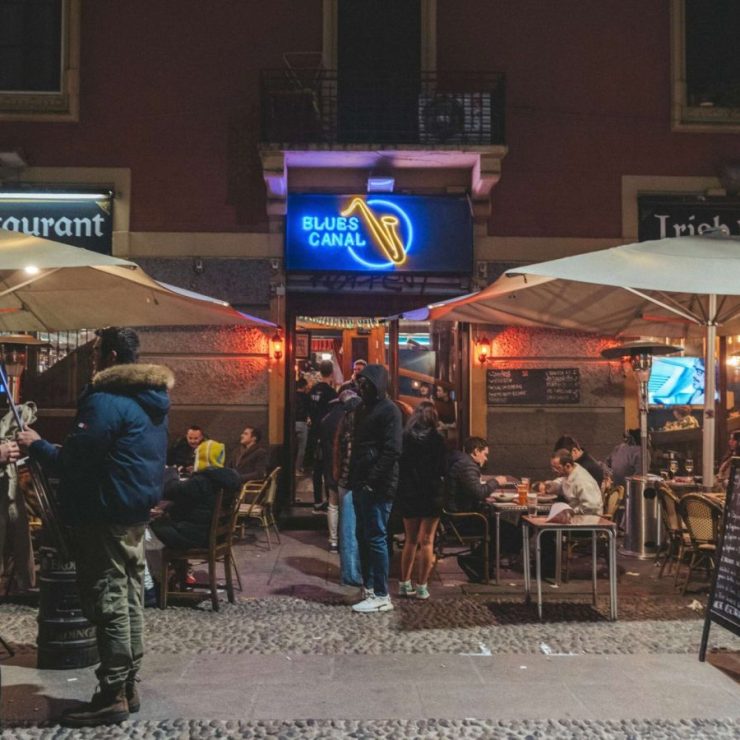 Il dehors del Blues Canal sui Navigli di Milano durante una serata