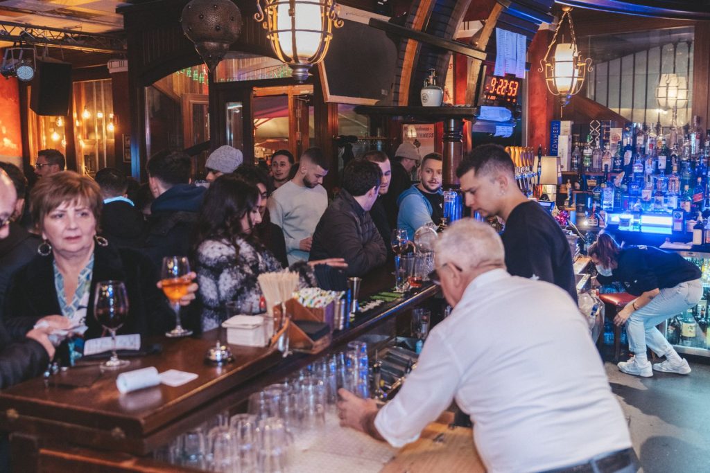 I clienti seduti al bancone del Blues Canal