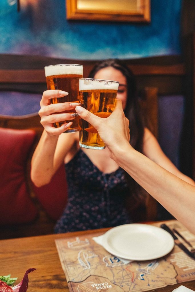 Due clienti brindano con le birre alla spina