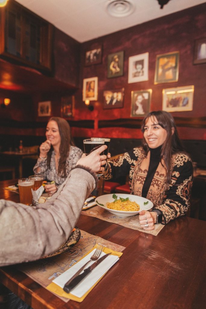 Due clienti a tavola con le birre davanti