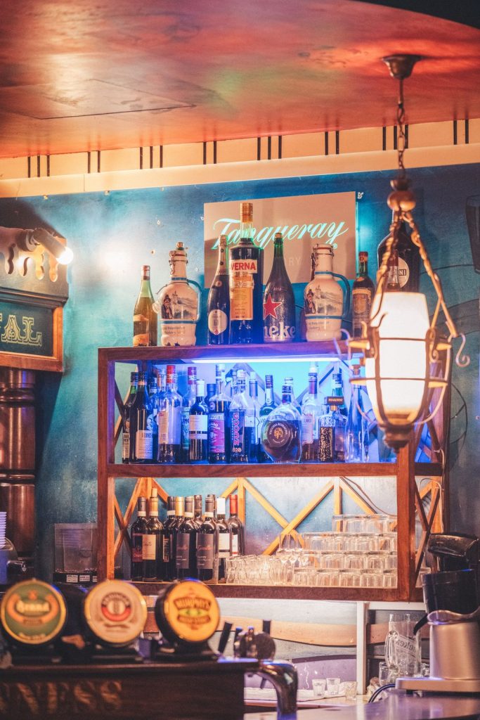 Lespositore dei distillati dietro al bancone