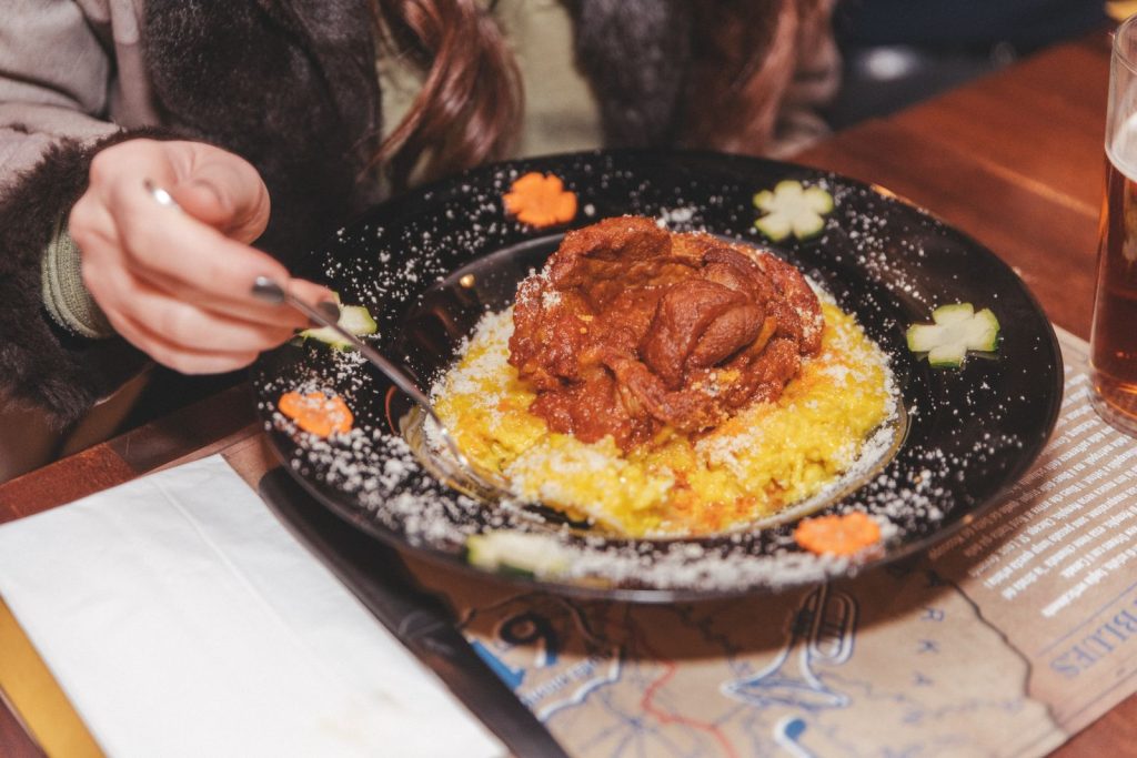Un piatto del menu impiattato sul tagliere nero