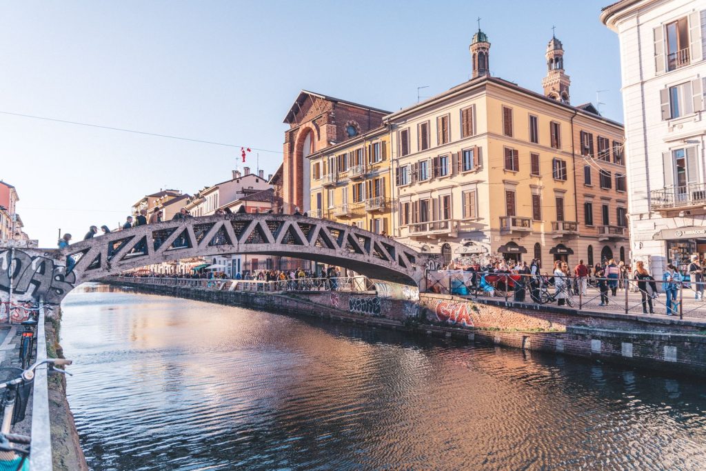 Il ponte sul Naviglio davanti al locale
