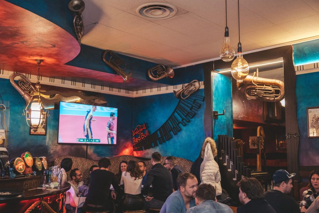 La sala del Blues Canal con gli schermi accesi e i clienti ai tavoli