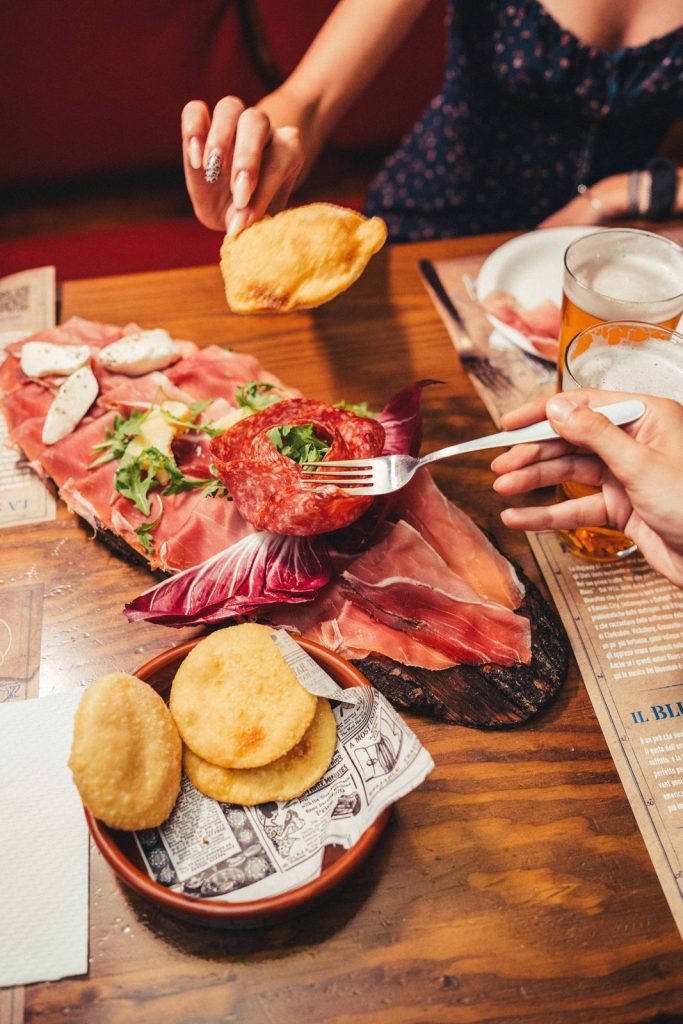 Tagliere di salumi e focaccia da condividere al tavolo