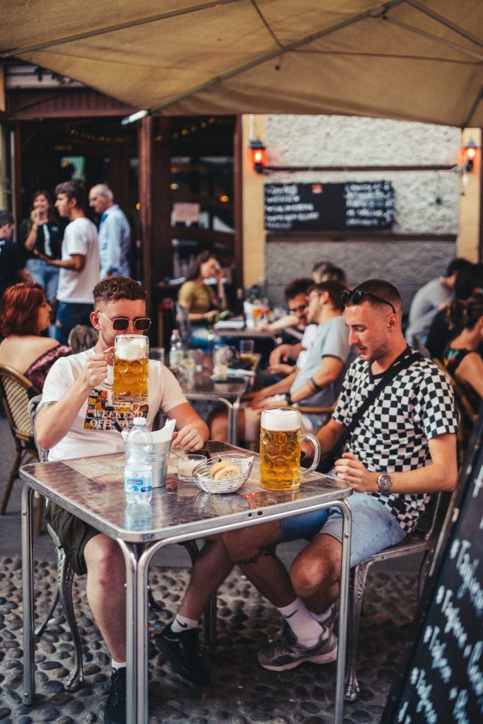 I tavoli esterni del locale sui Navigli