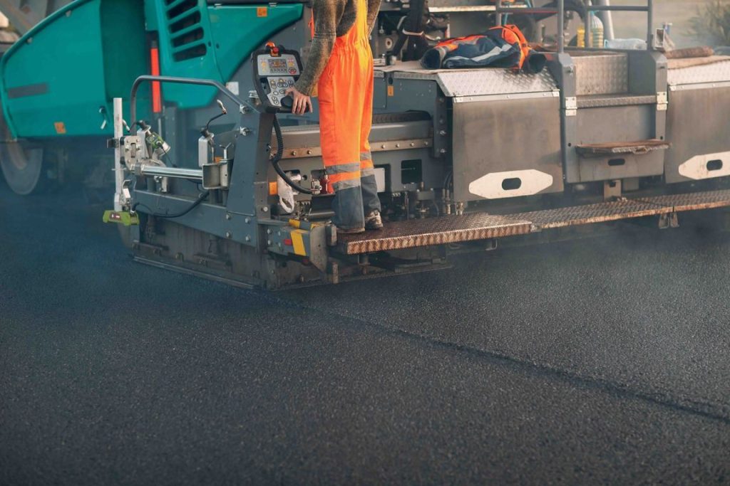 Finitrice per asfalto al lavoro in un cantiere stradale Bonzi S.p.A.