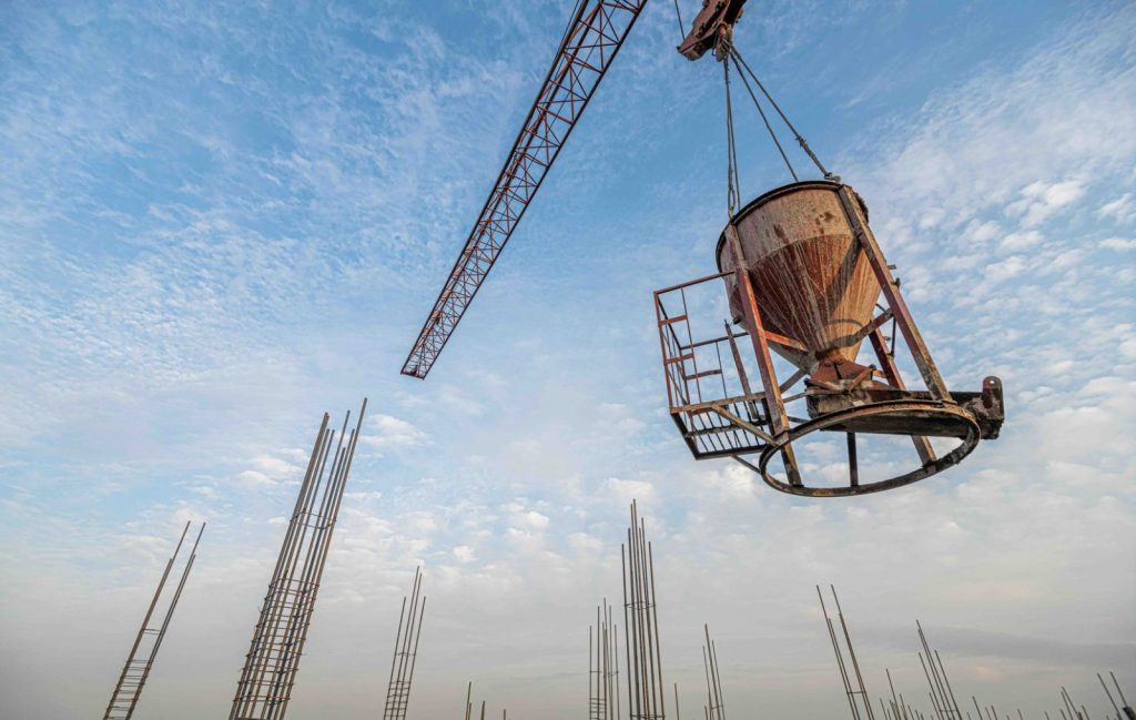 Gru con benna sollevata in un cantiere Bonzi S.p.A.