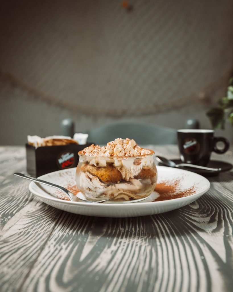 Un dolce al cucchiaio servito con il caffe