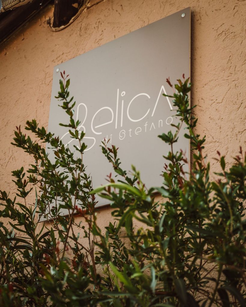 Linsegna del ristorante Elica sulla parete esterna
