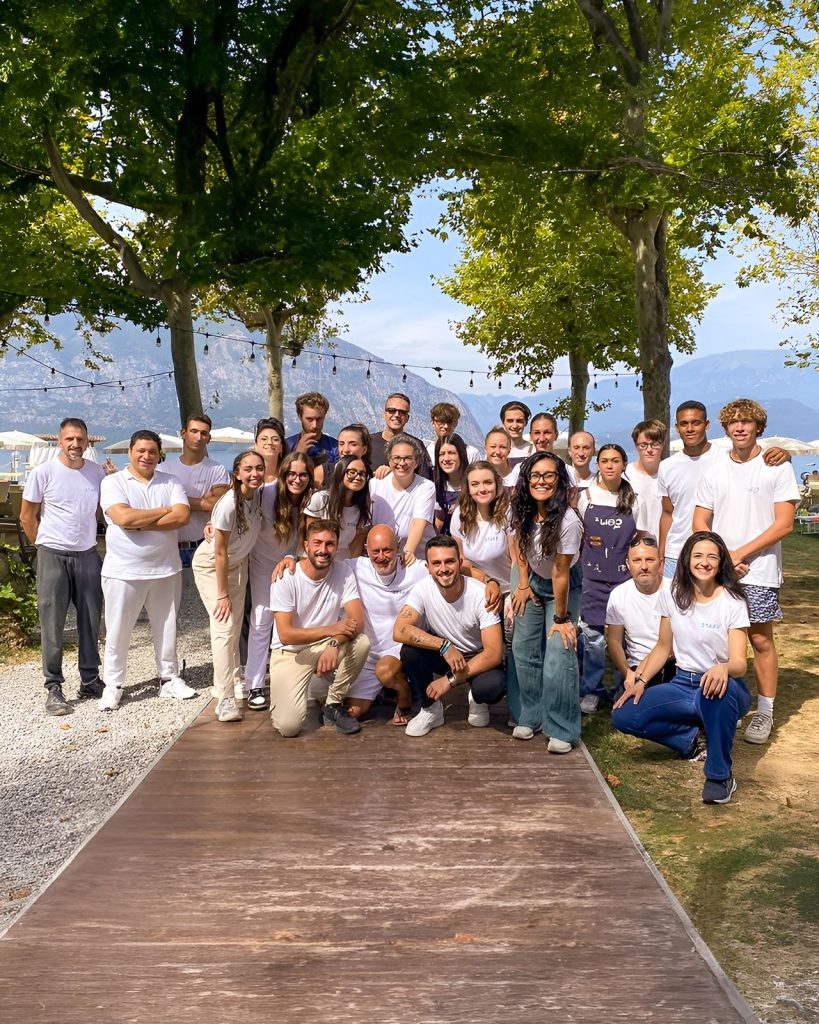 Lo staff del ristorante in posa sul pontile