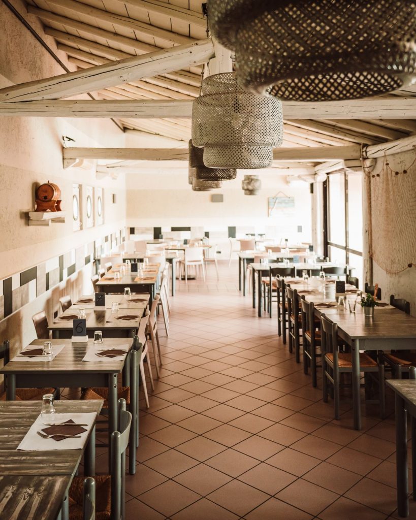 La sala del ristorante apparecchiata prima del servizio