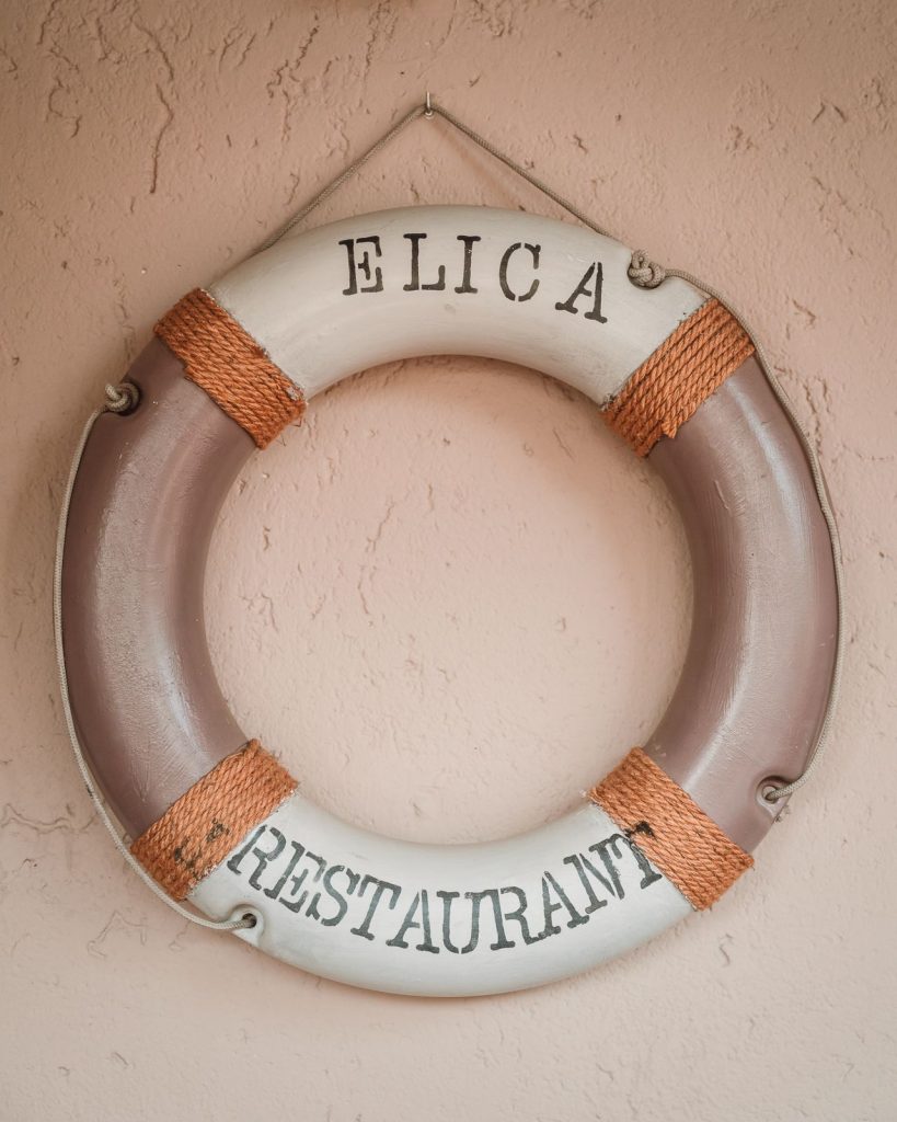 Il salvagente con la scritta Elica Restaurant appeso al muro