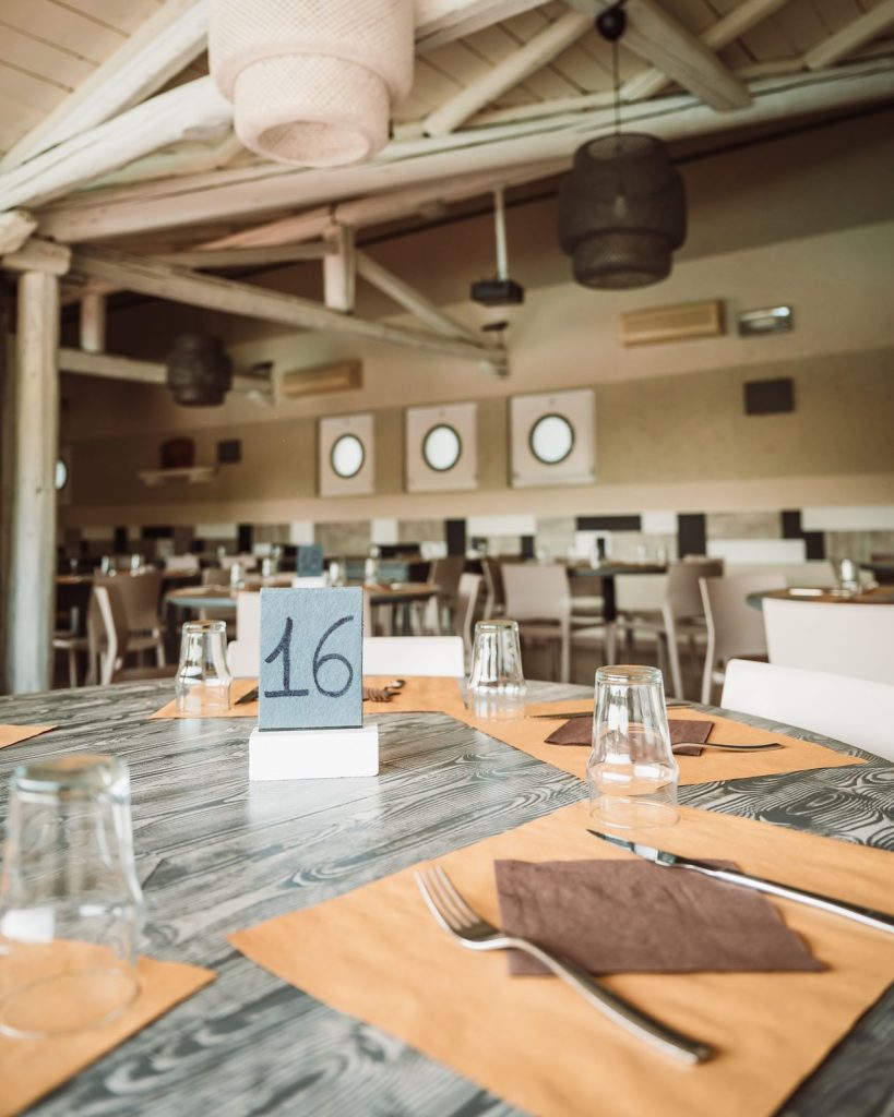 Il tavolo numero 16 apparecchiato nella sala