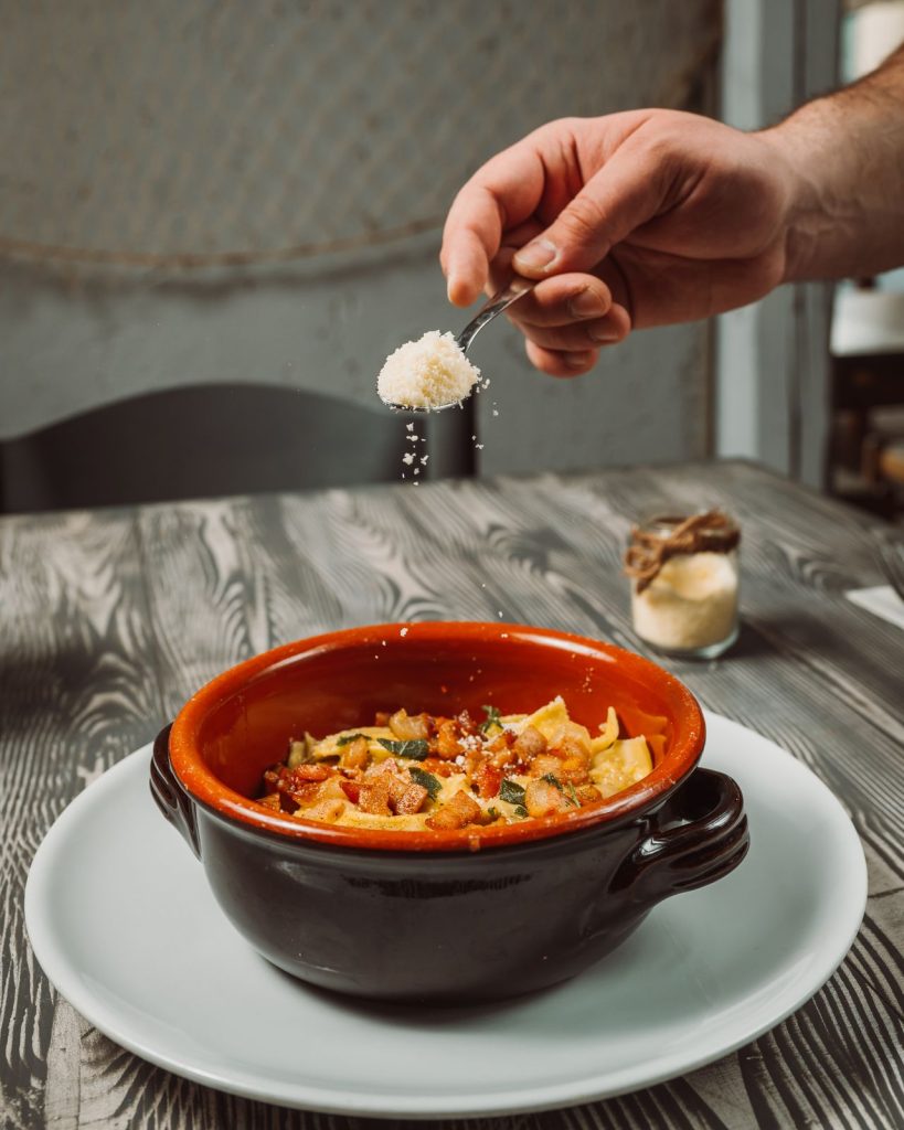 Zuppa di pesce servita nella pentola di coccio
