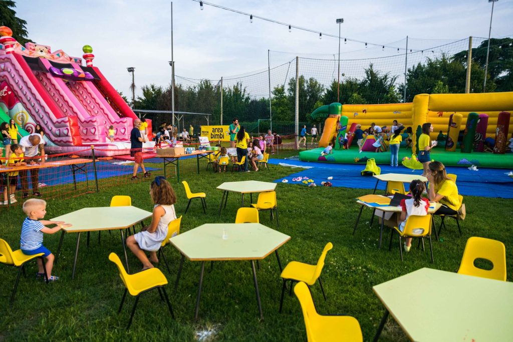 Larea con i gonfiabili e i tavolini per i bambini