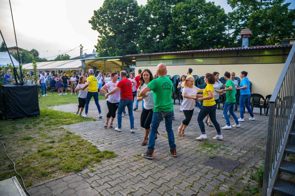La gente che balla nel piazzale della festa
