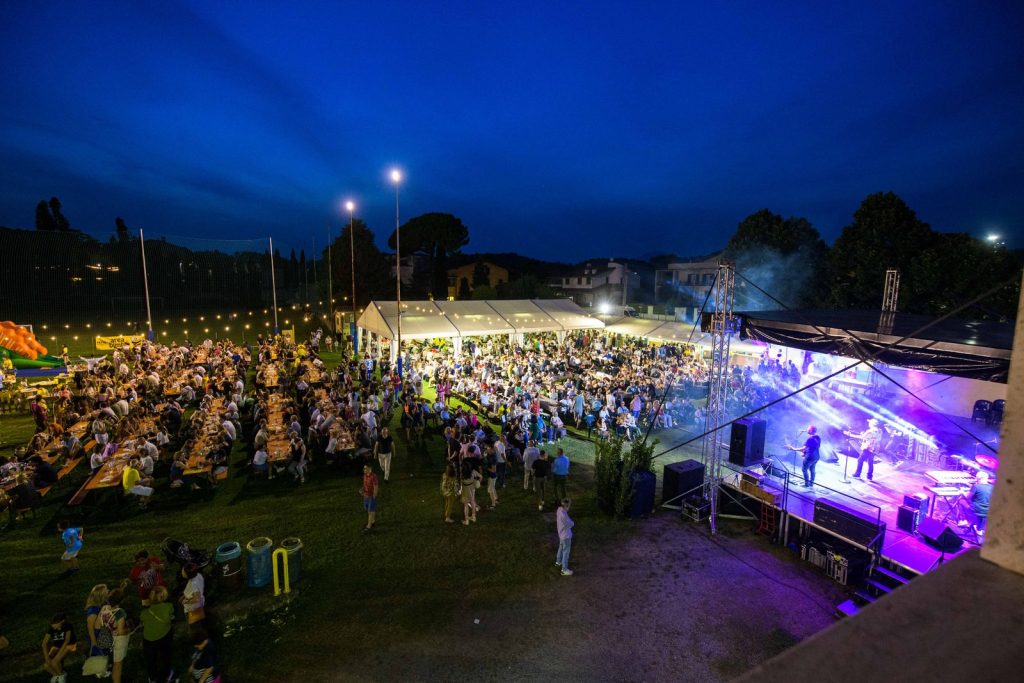 Il piazzale della festa visto dallalto di sera