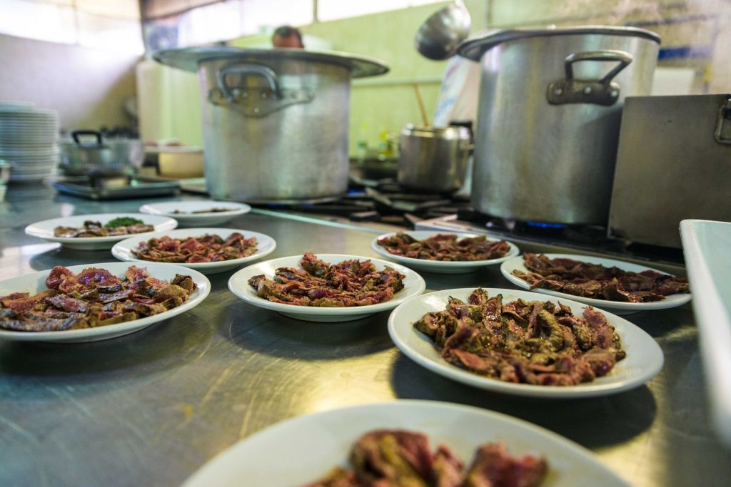 I piatti pronti per il servizio sul piano della cucina