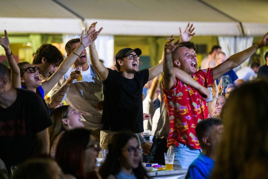 Il pubblico che canta sotto il tendone