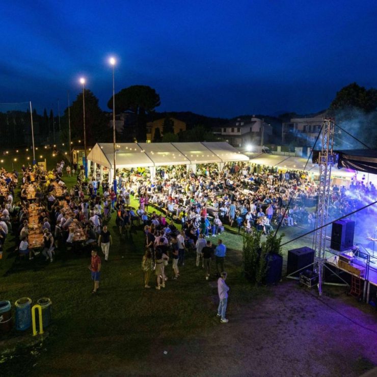 Il pubblico della Festa di Passirano durante una serata della sagra