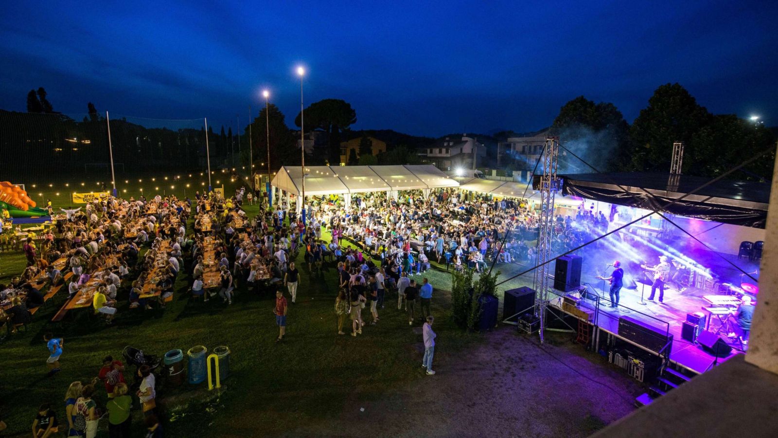 Il pubblico della Festa di Passirano durante una serata della sagra