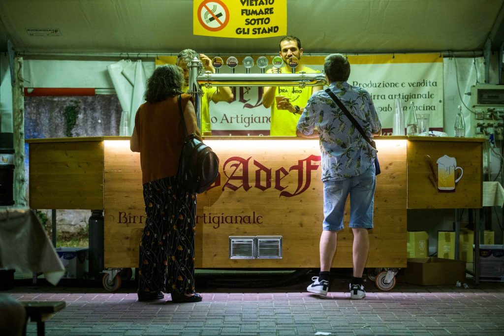 Lo stand della birra artigianale della festa