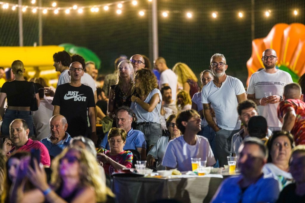 Le tavolate sotto le luci della festa