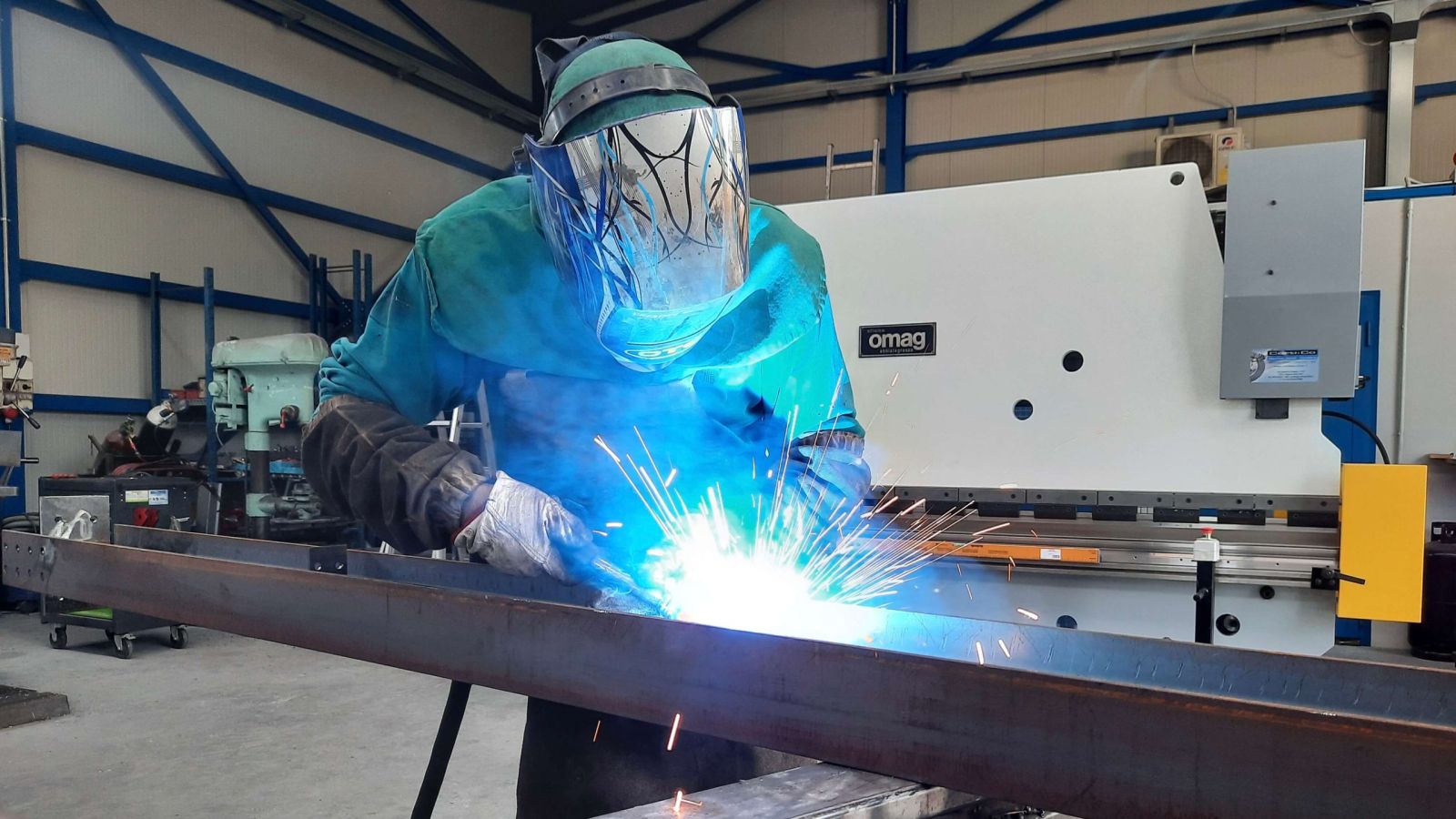 Saldatore al lavoro nell'officina di F.lli Gatti a Provaglio d'Iseo