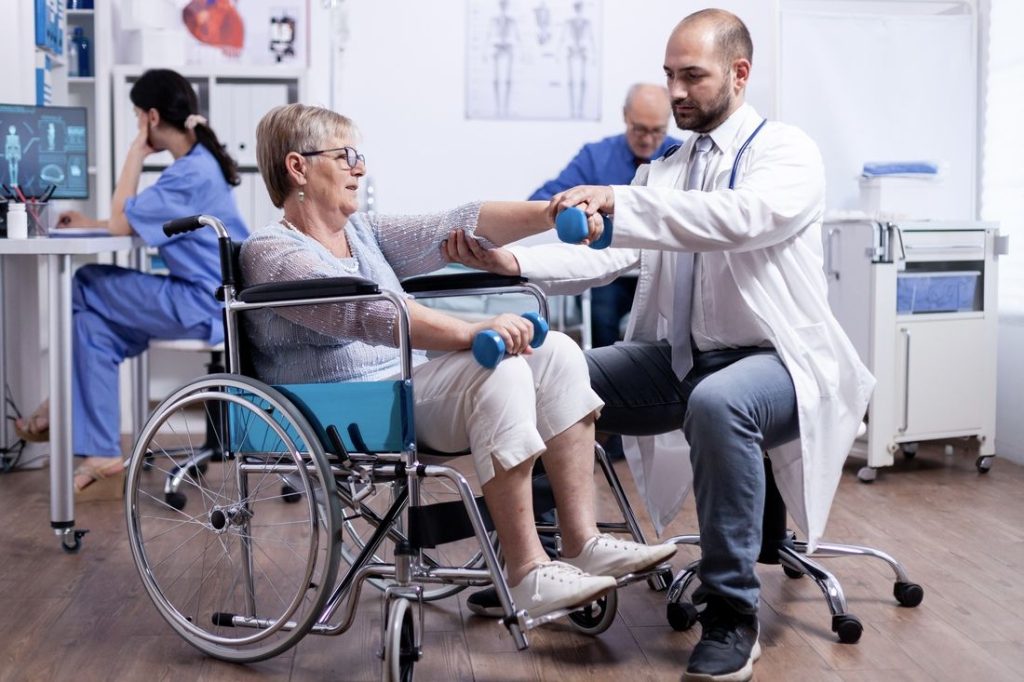 Una visita medica in una struttura della Fondazione Richiedei