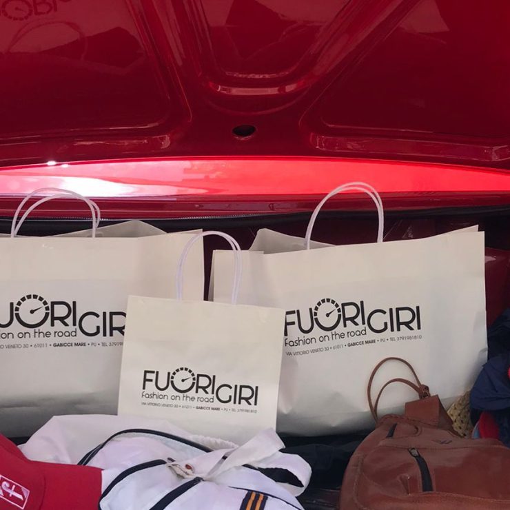 Borse FuoriGiri Fashion nel bagagliaio di un'auto sportiva rossa